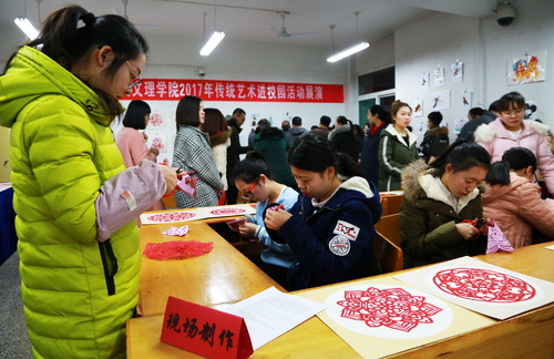 色彩絢麗、喜氣洋洋的活動(dòng)現(xiàn)場(chǎng)