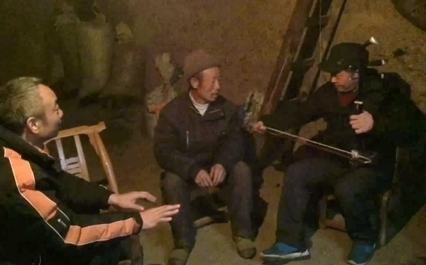 漢江師范學院校領(lǐng)導精準扶貧與鄉(xiāng)親同吃同樂同勞動