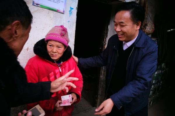 漢江師范學院校領(lǐng)導精準扶貧與鄉(xiāng)親同吃同樂同勞動