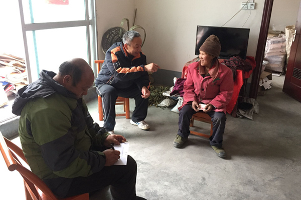 漢江師范學院校領(lǐng)導精準扶貧與鄉(xiāng)親同吃同樂同勞動