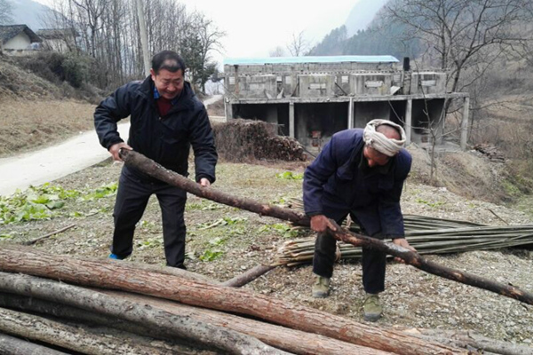 漢江師范學院校領(lǐng)導精準扶貧與鄉(xiāng)親同吃同樂同勞動
