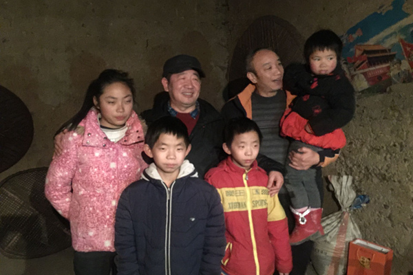 漢江師范學院校領(lǐng)導精準扶貧與鄉(xiāng)親同吃同樂同勞動