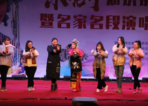 同學(xué)們跟周春霞老師現(xiàn)場互動(dòng)學(xué)表演