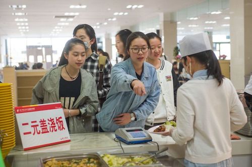 2元蓋澆飯后勤服務(wù)團隊：飄香十余載，暖心不漲價