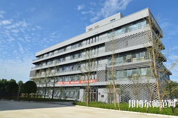 成都青蘇職業(yè)幼兒師范中專學校2018年報名條件、招生對象