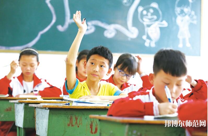 其實這個問題要看你怎么去想。對于文化成績優(yōu)秀的學(xué)生來說，上幼師學(xué)?？隙ň筒恢档昧?而文化成績不是很理想的學(xué)生來說，上幼師學(xué)校就是一個不錯的機(jī)會。所以學(xué)生怎么選擇學(xué)校，就要看學(xué)生自己的情況了，畢竟每一個人的情況都是不一樣的。幼師學(xué)校主要是以專業(yè)知識以及技能為主的學(xué)校，為學(xué)生提供學(xué)習(xí)的平臺。  六盤水民族職業(yè)技術(shù)幼兒師范學(xué)校 六盤水市民族職業(yè)技術(shù)學(xué)校(簡稱“六盤水民族職業(yè)技術(shù)幼兒師范學(xué)校”)的前身始建于1986年，并于1990年與六盤水市民族學(xué)校合并。93年更名為六盤水市民族職業(yè)技術(shù)學(xué)校。20多年的辦學(xué)實踐中，取得了不少成就，得到社會的認(rèn)可。  但普通教育與職業(yè)教育合并辦學(xué)的許多弊端在日積月累中不斷的突現(xiàn)。2009年市委、市政府及市教育局等相關(guān)單位經(jīng)過反復(fù)調(diào)研，多方論證，決定在原商財校校址(八一路50號，軍分區(qū)往上150米)新籌建六盤水民族職業(yè)技術(shù)學(xué)校，使之成為一所獨立的國家級重點職業(yè)學(xué)校，并于2009年秋季招生辦學(xué)。  辦學(xué)規(guī)模  學(xué)校占地面積45356平方米，校園建筑面積17260平方米，現(xiàn)有兩幢教學(xué)樓，共34個教室。一幢大連市政府援建的圖書樓、一幢辦公樓、一幢學(xué)生宿舍、兩個學(xué)生食堂、一個340米跑道足球場、1個珍珠球場、兩個蹴球場和4個籃球場。  獲得榮譽  1997年被評為貴州省重點職業(yè)高中，1999年被評為國家級重點職業(yè)高中，2004年7月通過國家級重點職業(yè)高中評估專家復(fù)評。是貴州省現(xiàn)代教育技術(shù)實驗學(xué)校;貴州省少數(shù)民族傳統(tǒng)體育項目訓(xùn)練基地。全國計算機(jī)等級考試點及培訓(xùn)點、貴州省國家第64職業(yè)技能鑒定所、計算機(jī)高新技術(shù)考試站、貴州省公務(wù)員計算機(jī)應(yīng)用中級培訓(xùn)點、六盤水市財政局會計從業(yè)資格考前培訓(xùn)點及會計技術(shù)教育培訓(xùn)點，勞動與社會保障局下崗職工再就業(yè)培訓(xùn)點，貴州省公務(wù)員電子政務(wù)培訓(xùn)點等。  報名條件  1、身心健康，品德良好。  2、積極向上，積極學(xué)習(xí)。  3、遵紀(jì)守法，品行端正，無不良行為，有上進(jìn)心。  報名方式  凡符合學(xué)校招生條件的學(xué)生持戶口簿、身份證、2張一寸彩色照片到學(xué)校招生就業(yè)辦公室報名。高中畢業(yè)生可在學(xué)校網(wǎng)站上報名。  注意事項  1、新生報名時帶好戶口簿或者身份證原件(或復(fù)印件)，及相關(guān)費用到學(xué)校招生辦報名，并鑒定就業(yè)合同和優(yōu)惠入學(xué)協(xié)議。  2、報名時間：從即日起，到各專業(yè)名額報滿為止。  3、新生開校報到時請帶好戶口本、本人身份證原件，相關(guān)困難證明及交費收據(jù)。  初中畢業(yè)生想要自己以后將來有個好的工作，就要靠自己的努力，學(xué)習(xí)一門比較熱門的專業(yè)去，認(rèn)真的學(xué)習(xí)，將來你才有一個穩(wěn)定的工作，穩(wěn)定的收入，以上是小編為同學(xué)們推薦的關(guān)于幼師學(xué)校的基本介紹，希望對同學(xué)們有所幫助，欲知更多學(xué)校詳情，請關(guān)注邦博爾幼師學(xué)校招生網(wǎng)。