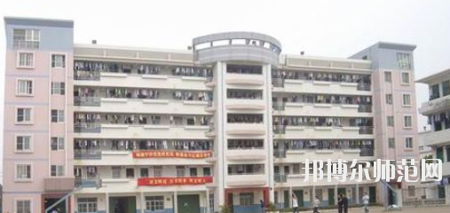 南寧2020年中專幼師學(xué)?？梢钥即髮? width=