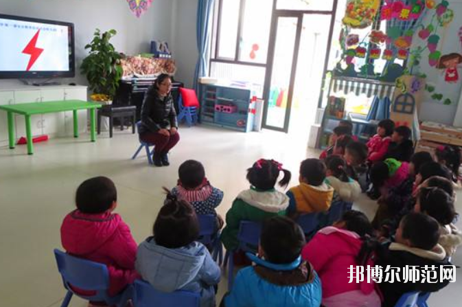 滄州2021年中專幼師學(xué)?？梢钥即髮? /><b>滄州2021年中專幼師學(xué)?？梢钥即髮?/b><span>2020-12-16 13:15</span><p>滄州2021年中專幼師學(xué)?？梢钥即髮?？ 是可以的，成績比較理想的學(xué)生就可以直接選擇上普高學(xué)校，然后通過高考的方式進(jìn)入大學(xué)，</p></a></li>
            <li><a href=