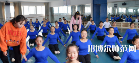 隨著社會(huì)的進(jìn)步，人們的生活得到了全面的改善，開始重視自己子女的教育，對(duì)教育人才的教學(xué)水準(zhǔn)就要求更高，使得很多學(xué)生都想要報(bào)考幼師學(xué)校。如果大家已經(jīng)做出了決定，要上幼師學(xué)校，就一定要盡早去了解學(xué)校信息。你越早了解學(xué)校，你可以選擇的學(xué)校就越多，就越能找到適合你的學(xué)校。幼師工作工作也相對(duì)輕松，不用從事體力勞動(dòng)?，F(xiàn)在家長(zhǎng)對(duì)孩子的教育非常看重，幼兒園也越來越正規(guī)，都需要幼師幼師從業(yè)資格證。  思南中等職業(yè)學(xué)校辦學(xué)條件 學(xué)校老校區(qū)占地面積120.6畝，新校區(qū)200畝，校園拓展空間大。校內(nèi)布局分為：教學(xué)區(qū)、實(shí)驗(yàn)實(shí)訓(xùn)區(qū)、產(chǎn)教結(jié)合區(qū)、生活區(qū)、行政辦公區(qū)、體育運(yùn)動(dòng)區(qū)、美化綠化區(qū)等。各場(chǎng)所均按標(biāo)準(zhǔn)設(shè)計(jì)規(guī)劃，達(dá)到國家示范校要求的學(xué)校教學(xué)、實(shí)訓(xùn)、師生學(xué)習(xí)、工作、生活等方面需要的效果。  思南中等職業(yè)學(xué)校目標(biāo)明確 學(xué)校培養(yǎng)目標(biāo)明確，人才“出口”暢通，堅(jiān)持德育為先，技能為重，全面發(fā)展與特長(zhǎng)發(fā)展相結(jié)合。圍繞“自強(qiáng)篤行、厚德精技”的校訓(xùn)，堅(jiān)持“四自”(自信、自強(qiáng)、自律、自愛)、“四會(huì)”(學(xué)會(huì)做人，學(xué)會(huì)做事，學(xué)會(huì)求知，學(xué)會(huì)生活)的教育培養(yǎng)目標(biāo)。  實(shí)行考與教分離，重視學(xué)生職業(yè)技能大賽，以賽促學(xué)，以賽促教;重視教師、學(xué)生下企業(yè)參與一線生產(chǎn)實(shí)踐，重視創(chuàng)建“校企聯(lián)動(dòng)”、“工學(xué)結(jié)合”、“教學(xué)做一體”的人才培養(yǎng)模式，畢業(yè)生就業(yè)并能與企業(yè)接軌，與農(nóng)戶融合，人才培養(yǎng)質(zhì)量顯著提高。  銅仁碧江中等職業(yè)學(xué)校簡(jiǎn)介 銅仁市碧江區(qū)中等職業(yè)學(xué)校創(chuàng)辦于1989年，是一所隸屬于碧江區(qū)人民政府的貴州省示范性中等職業(yè)學(xué)校。學(xué)校規(guī)劃占地面積420畝，規(guī)劃建筑面積13萬余平方米，總投資約5.8億元。教學(xué)區(qū)、生活區(qū)、運(yùn)動(dòng)區(qū)、綠化區(qū)布局合理，功能設(shè)施完善，環(huán)境優(yōu)美，地處銅仁市川硐教育園區(qū)桃園大道北側(cè)，毗鄰銅仁幼專、貴州健康職業(yè)學(xué)院，有著豐富的文化資源和育人氛圍。  學(xué)校自2013年搬遷至川硐教育園區(qū)以來，領(lǐng)導(dǎo)班子帶領(lǐng)廣大教師銳意進(jìn)取，和諧奮進(jìn)，確立了“發(fā)展教師、成就學(xué)生、服務(wù)社會(huì)”的辦學(xué)理念，圍繞“辦出特色、形成風(fēng)格、爭(zhēng)創(chuàng)一流”的辦學(xué)目標(biāo)，形成了“醫(yī)護(hù)為主、產(chǎn)教結(jié)合、校企合作”的辦學(xué)特色。  現(xiàn)在整體新生人口的增量將直接體現(xiàn)在幼兒園在園人數(shù)的增加，我國當(dāng)前幼師行業(yè)的需求還是很大的，遠(yuǎn)遠(yuǎn)不足國家的計(jì)劃，所以從事幼師行業(yè)前景是很好的。幼兒園、教育機(jī)構(gòu)、培訓(xùn)機(jī)構(gòu)、藝體教育行業(yè)等相關(guān)行業(yè)都需要大量新型教育人才，學(xué)生選擇了教育行業(yè)正好符合當(dāng)今的教育的需求，所以對(duì)同學(xué)們來講就業(yè)前景是非常具有潛力化的。