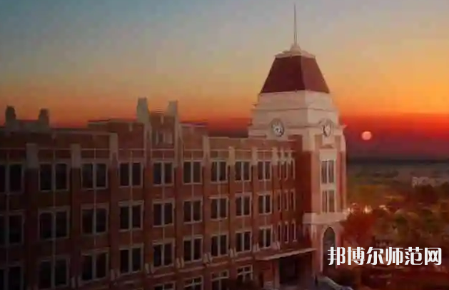 對于很多不了解學(xué)校的學(xué)生來說讀書的時(shí)候要面臨著很多信息的接受，就拿簡單的填寫志愿來說，提前就需要了解清楚很多的學(xué)校，對于學(xué)校的基礎(chǔ)信息需要掌握比較好才可以的，最近有同學(xué)們來問小編學(xué)校的招生代碼，小編就來給同學(xué)們整理一下。  上海外國語師范大學(xué)賢達(dá)經(jīng)濟(jì)人文學(xué)院虹口校區(qū)代碼 學(xué)校代碼：13636  上海外國語師范大學(xué)賢達(dá)經(jīng)濟(jì)人文學(xué)院虹口校區(qū)拓展閱讀 基礎(chǔ)教學(xué)部基礎(chǔ)教學(xué)部是承擔(dān)學(xué)校公共基礎(chǔ)課程的教學(xué)單位，下設(shè)基礎(chǔ)部辦公室和計(jì)算機(jī)、體育教、通識3個教研室。  現(xiàn)有專、兼職教師50人，其中教授2名，副教授12名，專職專任教師全部具有研究生學(xué)歷，其中博士后1人，博士2名。  基礎(chǔ)教學(xué)部堅(jiān)持立德樹人的教育方針，崇尚教書育人，加強(qiáng)學(xué)生道德素質(zhì)教育和能力培養(yǎng)，全體教師積極參與科研工作、開展課程建設(shè)、推進(jìn)教學(xué)改革、提升教學(xué)效果，保證了全校的公共基礎(chǔ)課教學(xué)效果。  計(jì)算機(jī)教研室主要承擔(dān)全校的計(jì)算機(jī)公共課《計(jì)算機(jī)應(yīng)用基礎(chǔ)》的教學(xué)工作，課程以“傳授知識、鍛煉技能”為基本目標(biāo)，并貫徹對學(xué)生計(jì)算思維的培養(yǎng)，有效地向?qū)W生普及了實(shí)用的計(jì)算機(jī)應(yīng)用技術(shù)，為學(xué)生能贏得信息時(shí)代的競爭打下良好的基礎(chǔ)。  體育教研室主要承擔(dān)全校的體育類課程教學(xué)，分別開設(shè)了足球、籃球、排球、乒乓球、羽毛球、棒球、壘球、板球、啦啦操、瑜伽、飛鏢、防身術(shù)等項(xiàng)目，為學(xué)生身心全面發(fā)展提供保證。教師還利用業(yè)余時(shí)間指導(dǎo)運(yùn)動隊(duì)訓(xùn)練、參賽，在歷年上海市高校陽光體育賽事中屢獲佳績，為學(xué)院創(chuàng)建積極健康、蓬勃向上的校園文化氛圍。  小編給同學(xué)們整理了學(xué)校的招生代碼，同學(xué)們自己如果是要填寫本校的話就要注意哦，讀大學(xué)對于每一位同學(xué)都是有很深刻的意義的，同學(xué)們在這里不僅能夠?qū)W習(xí)到專業(yè)的知識，還能在這個又自己對于這個世界的初步理解。